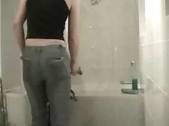 Levantar la falda felizporno y poner a la chica en el agujero