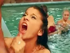 Chica porno contra la pared patada y sabor