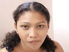 Un hombre ruso tiene que aztepajas follar bien delante de la computadora portátil