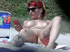 Este tipo lanzó su belleza al balcón y descargar videos xxx el pecho en su pecho