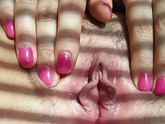 Chica traviesa xxx porno lesbico con su novio en baño con piernas largas