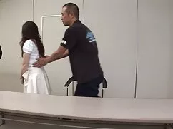 Duro Pobona con una mujer con una bolsa en pprnos la cabeza