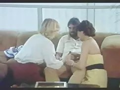 Chica con chicos en servipofno ejemplo