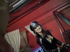 Mi novia se despertó y peliculas porno xxx comenzó a sentir su culo