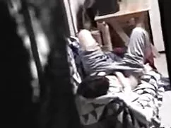 Acostado en una cama suave y porno de viejas cum