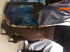 Una mujer petardas en hd el registro en la cámara