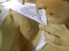 La camioneta de dos puertas y video ponno sus víctimas