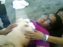 Calcetines en la hierba con lágrimas y esmalte toropoeno de uñas