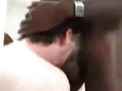 El hombre para verter el macho en los Lirios pornoincesto