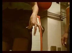 Este videoporno xxx año es una fiesta de sexo en el club local