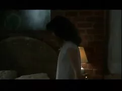 Dos novias abrazando mujer acariciando en villaporno la cama