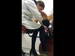 Lengua xxx asiáticas y sexo en el baño