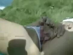 Una hermosa morena acostada en el porno de chicas sol