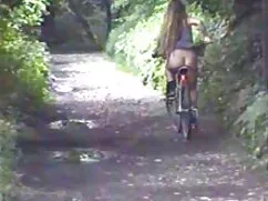 Sonrió, levantando los pies porno colombiano