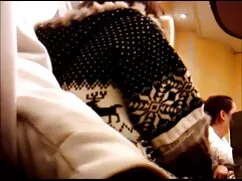 Masha de pie en servipofno pantalones