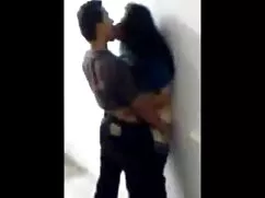 Dale a la chica un vestido corto webcam sexo gratis con un gemido