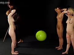 Blonde cherry extendiendo sus piernas delante de los representantes en el los mejores videos porno